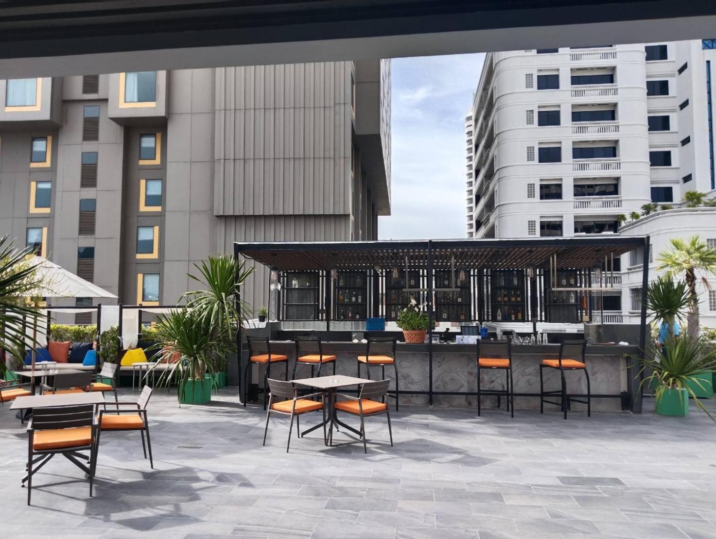 Citrus Suites Sukhumvit 6 By Compass Hospitality Бангкок Экстерьер фото