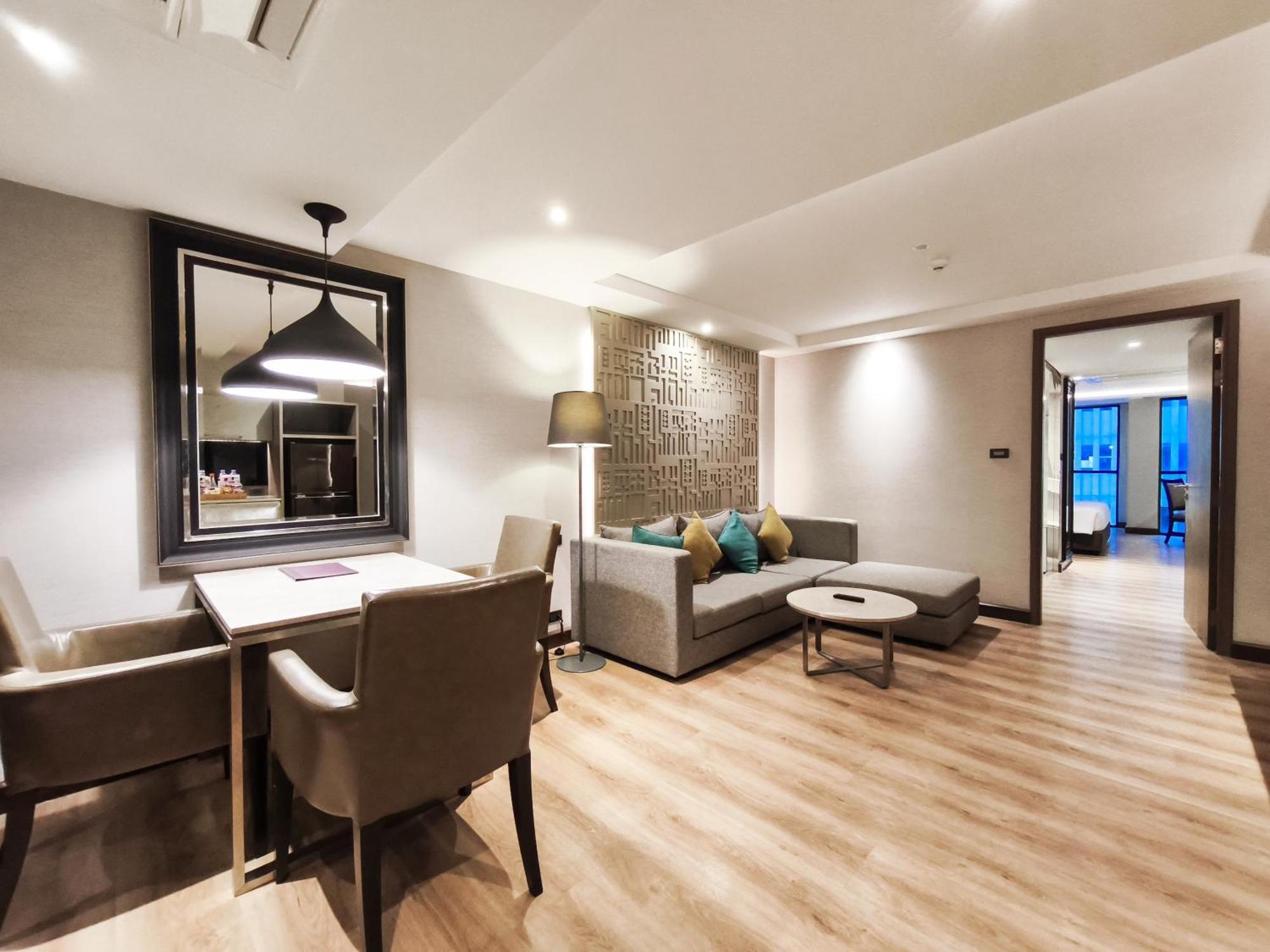 Citrus Suites Sukhumvit 6 By Compass Hospitality Бангкок Экстерьер фото